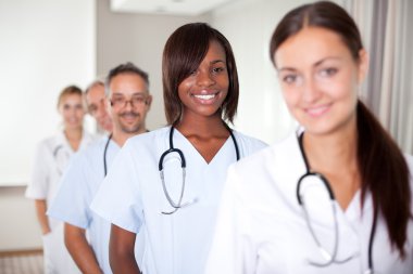 üst üste bir hastanede ayakta doktor grup