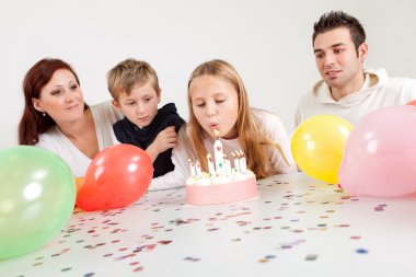 Genç aile kutluyor doğum evde