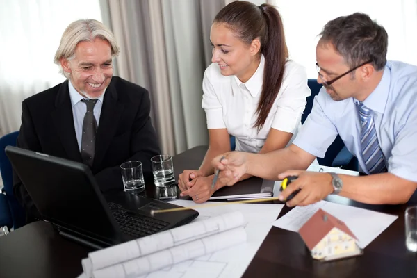 Erfolgreiche Gruppe glücklicher Ingenieure — Stockfoto