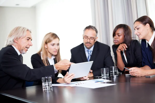 Equipe de empresários que trabalham juntos discutindo — Fotografia de Stock