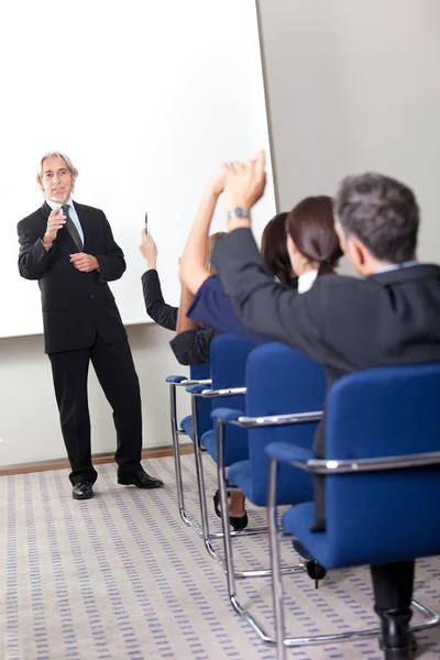 Porträtt av en hög chef ger presentation — Stockfoto