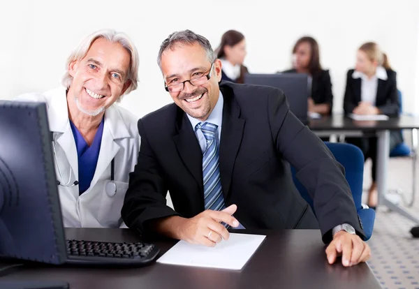 Lékař s pacientem na jeho klinice — Stock fotografie