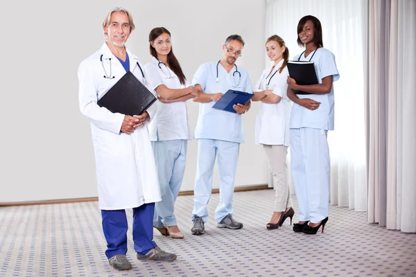 Team di professionisti guidati da un medico maturo — Foto Stock