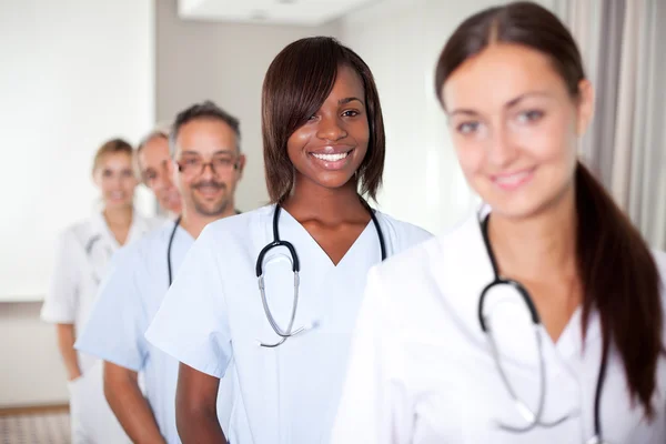 Grupp läkare som står vid ett sjukhus i rad — Stockfoto