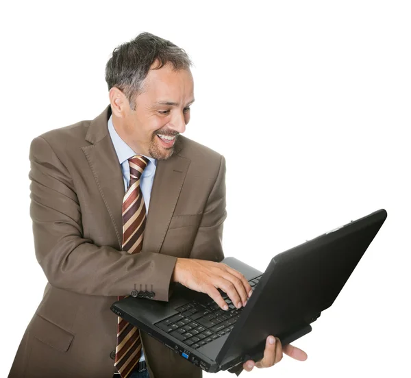 Усміхнений бізнесмен використовує ноутбук — стокове фото
