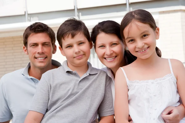 Mooie jonge gezin samen - buiten — Stockfoto