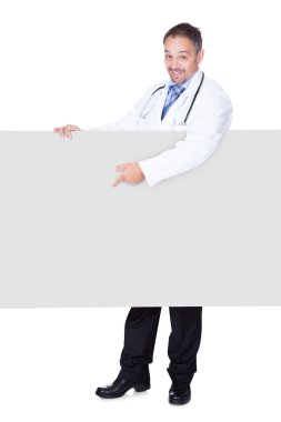boş afişini tutan doktor portresi