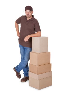 entrega feliz hombre holding cardbox