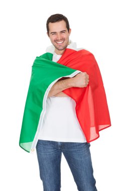 bir İtalyan bayrağı tutarak mutlu bir adam portresi