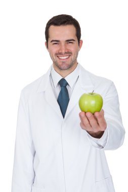 erkek doktor holding yeşil elma