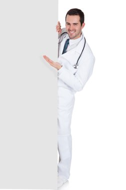 mutlu erkek doktor boş afişini holding