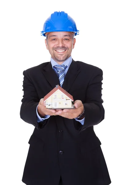 Zadowolony mężczyzna architekt gospodarstwa modelu dom — Zdjęcie stockowe