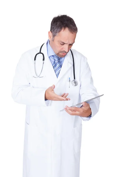 Retrato de um médico confiante com tablet — Fotografia de Stock