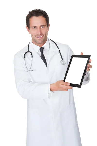 Доктор представляет пустой цифровой планшет — стоковое фото