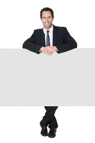 Бизнесмен представляет пустой баннер — стоковое фото