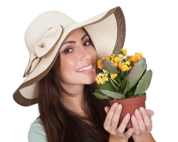 Bonita mujer inhalando fragancia de flor fresca —  Fotos de Stock