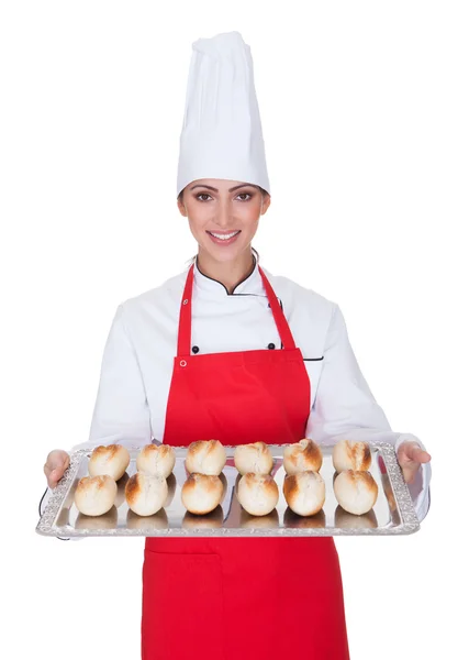 Padeiro feminino segurando pão fresco — Fotografia de Stock