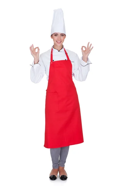 Vrouwelijke chef-kok gebaren — Stockfoto
