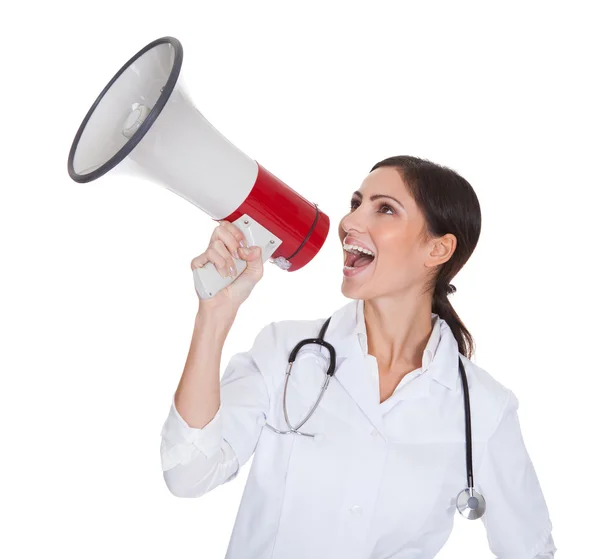 Médico feminino gritando em Megafone — Fotografia de Stock