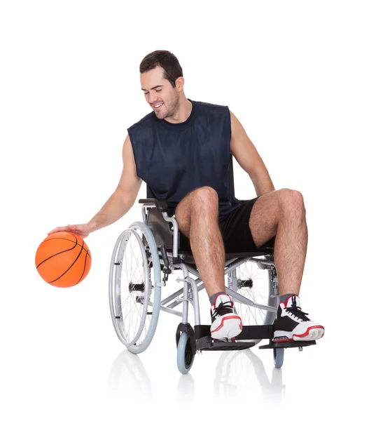 Homme en fauteuil roulant jouant au basket — Photo