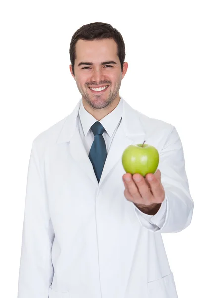 Médico masculino segurando maçã verde — Fotografia de Stock