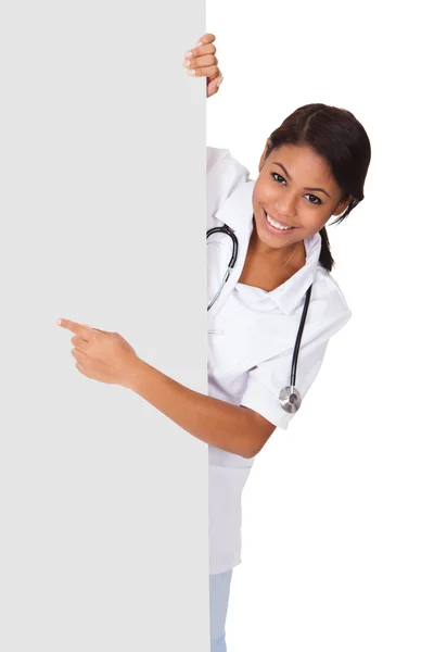 Glad kvinnliga läkare innehav plakat — Stockfoto