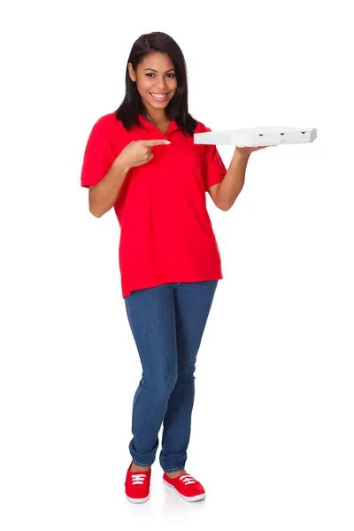 Mujer joven con una pizza entera — Foto de Stock