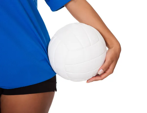 Молодая девушка держит волейбол — стоковое фото