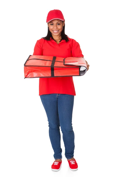 Jonge vrouw met een hele pizza — Stockfoto