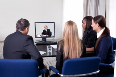 iş adamları bir video konferans