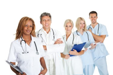 çok beyaz karşı'deki etnik tıbbi ekip gülümseyen