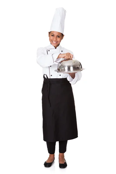 Chef femenino con bandeja de comida en la mano — Foto de Stock