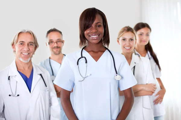 Grupp framgångsrika glad multietniska läkare — Stockfoto