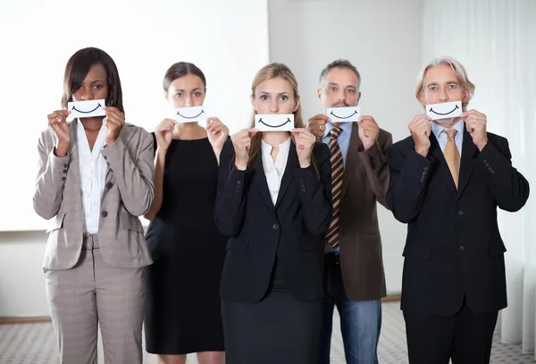 Grupo multiétnico de com sinal de sorriso — Fotografia de Stock