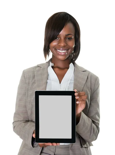 Executivo feminino confiante exibindo computador tablet — Fotografia de Stock