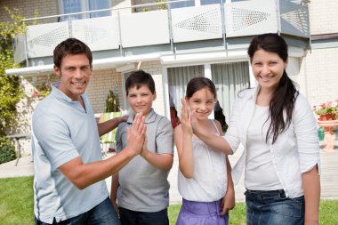 Aile kutluyor yeni ev satın heyecanlı