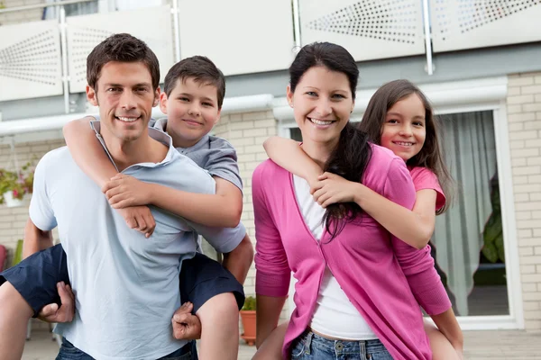 Vacker ung familj tillsammans — Stockfoto