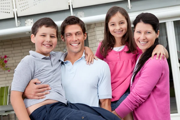 Vacker familj ha roligt utomhus — Stockfoto