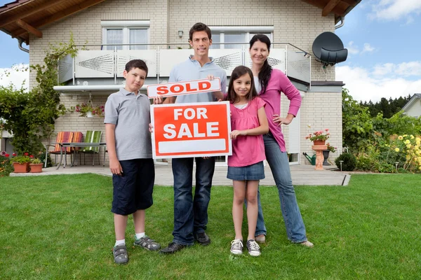 Familia joven feliz de haber comprado una casa — Foto de Stock