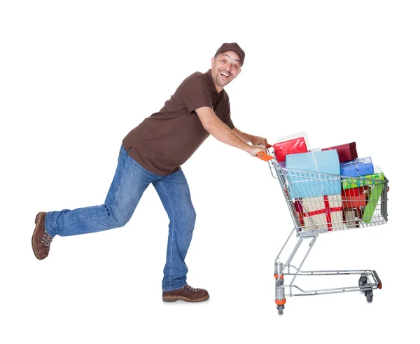Šťastný muž s nákupní košík — Stock fotografie