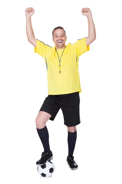 Retrato de un jugador de fútbol feliz con un fútbol — Foto de Stock