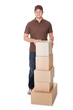 teslimat adam portresi ile yığın kutu