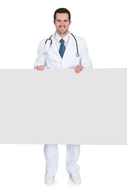 mutlu erkek doktor boş afişini holding