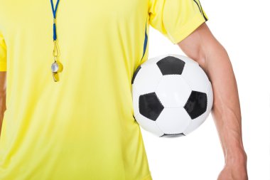Futbol topu ile ayakta yargıç