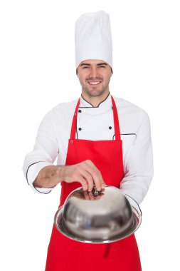 Gümüş tepsi ile neşeli Şef portresi