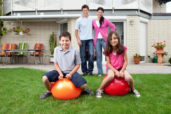 Retrato de la familia joven en su patio trasero — Foto de Stock