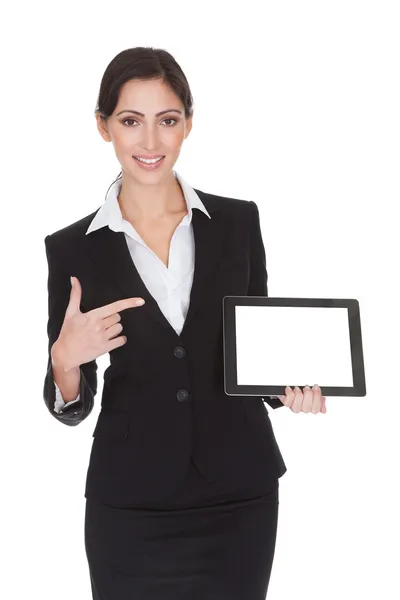 Mujer de negocios sonriente sosteniendo tableta digital —  Fotos de Stock