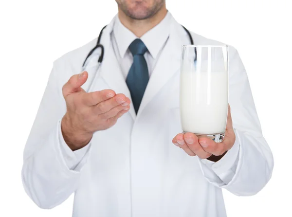 快乐男医生抱着一杯牛奶 — 图库照片