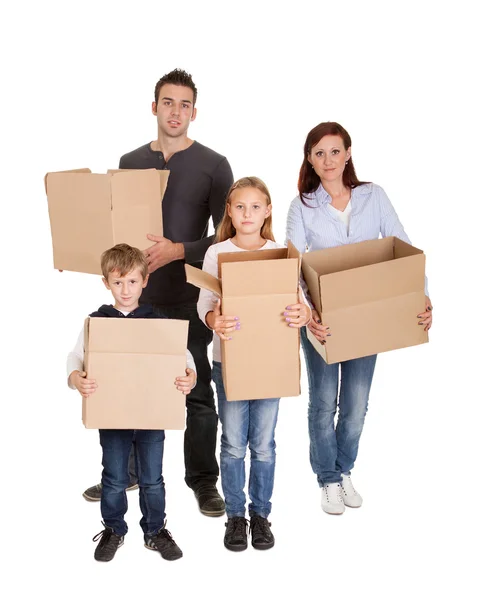 Feliz jovem família carregando caixas — Fotografia de Stock
