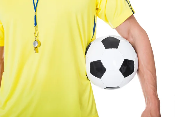 Juez de fútbol de pie con pelota — Foto de Stock